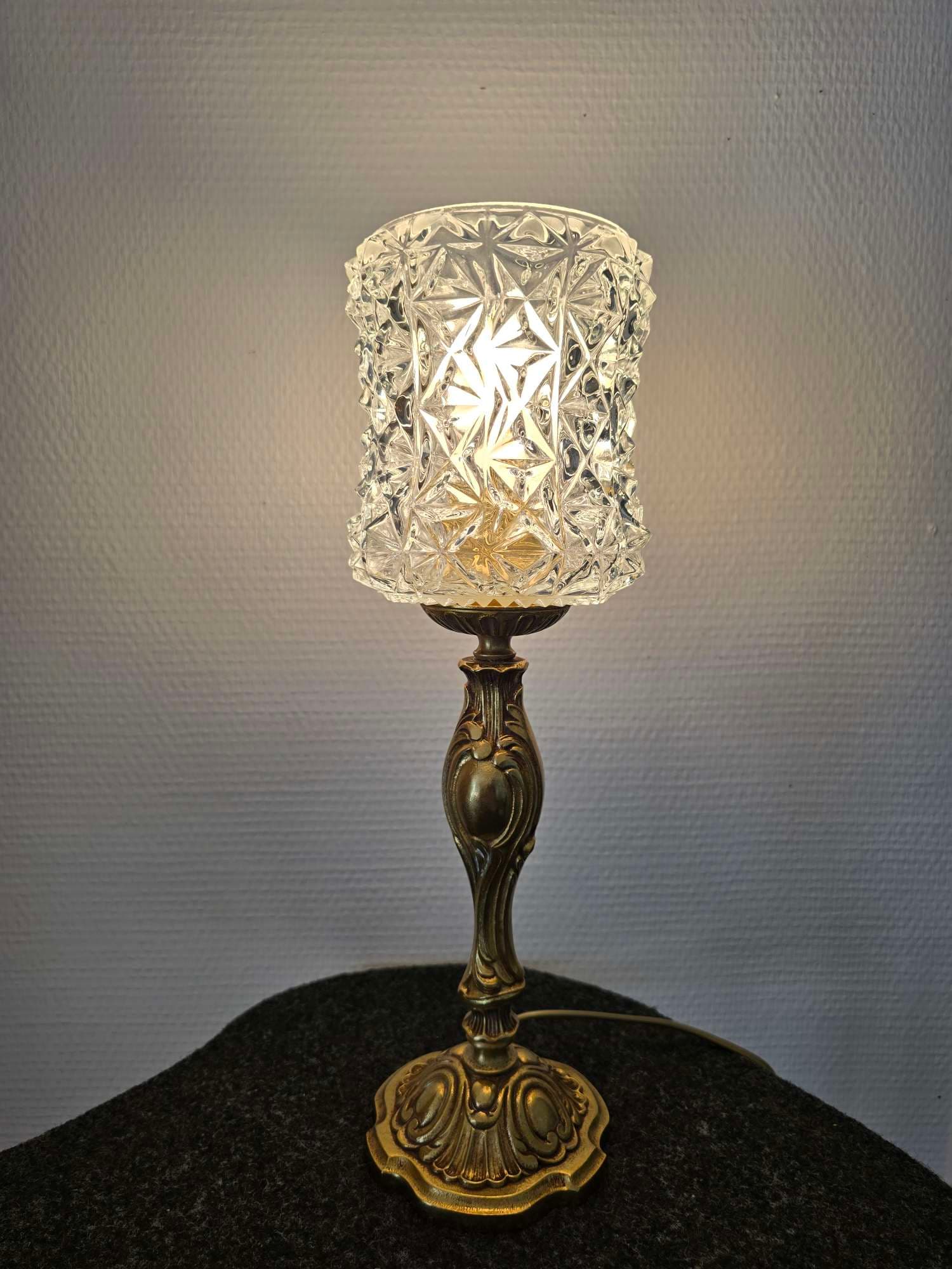 Lampe pied en bronze et globe en verre ciselé — photo 1 sur 2