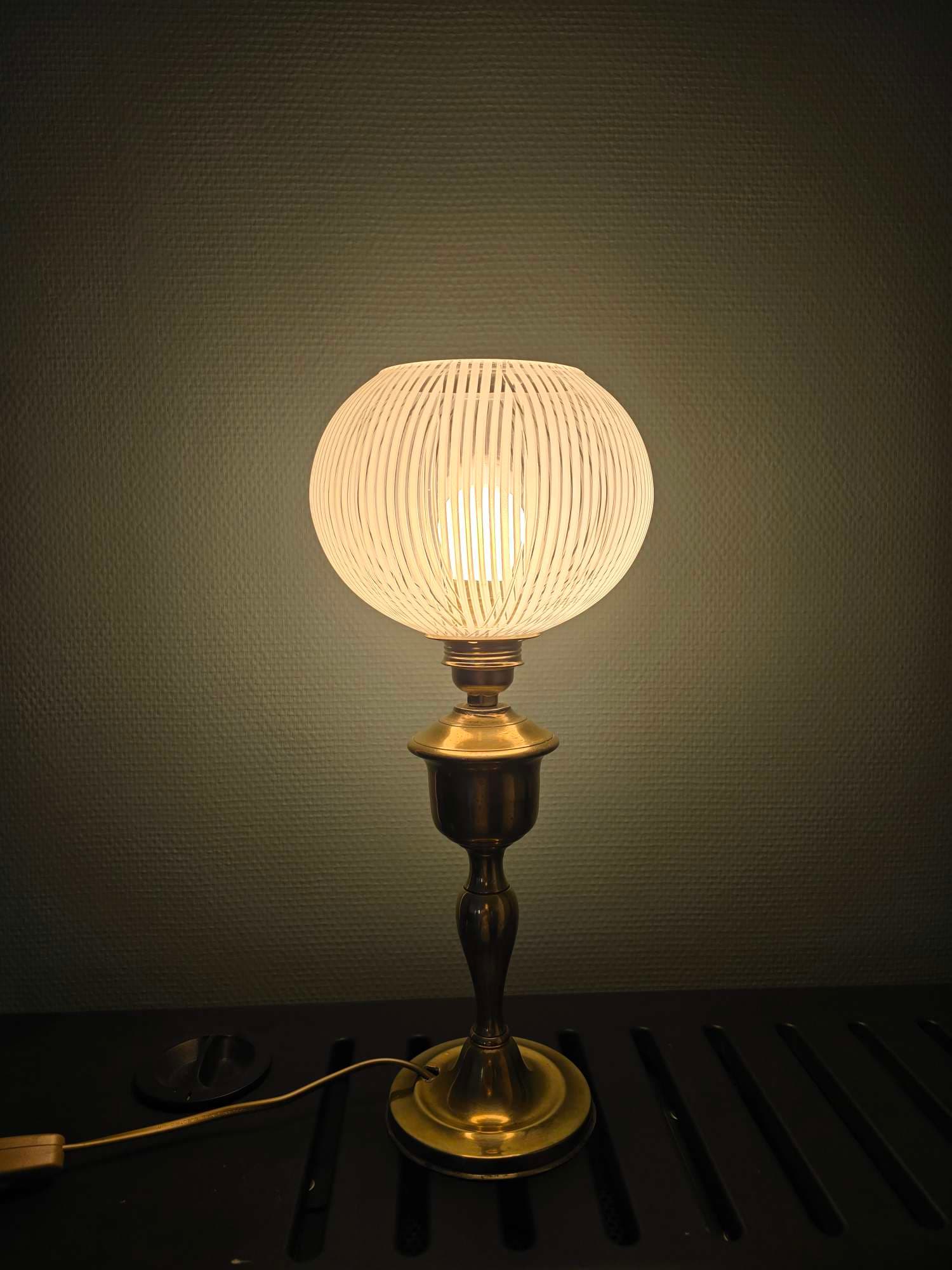Lampe laiton et globe rond strié