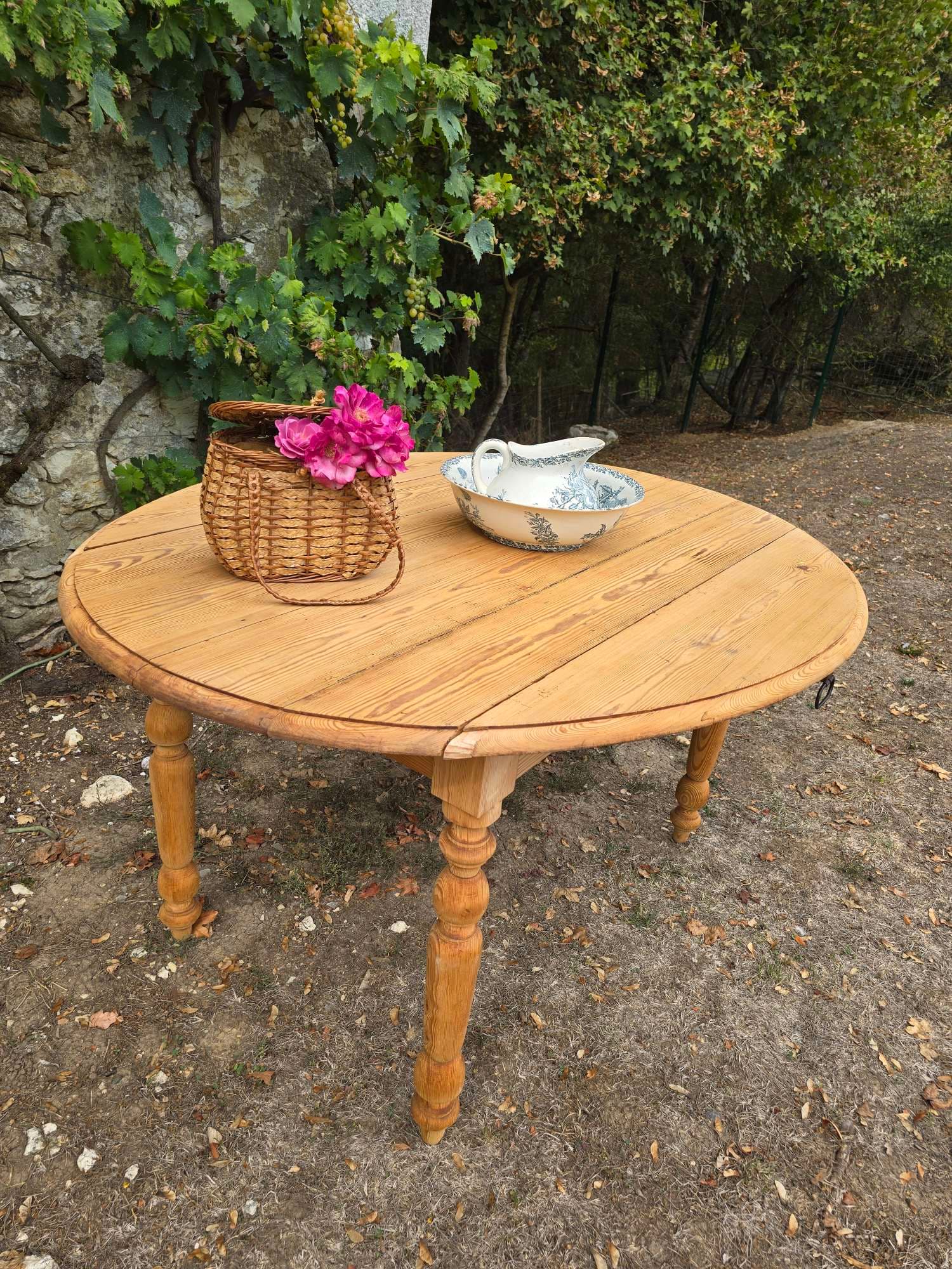 Une table en pin brut, pliable — photo 1 sur 2