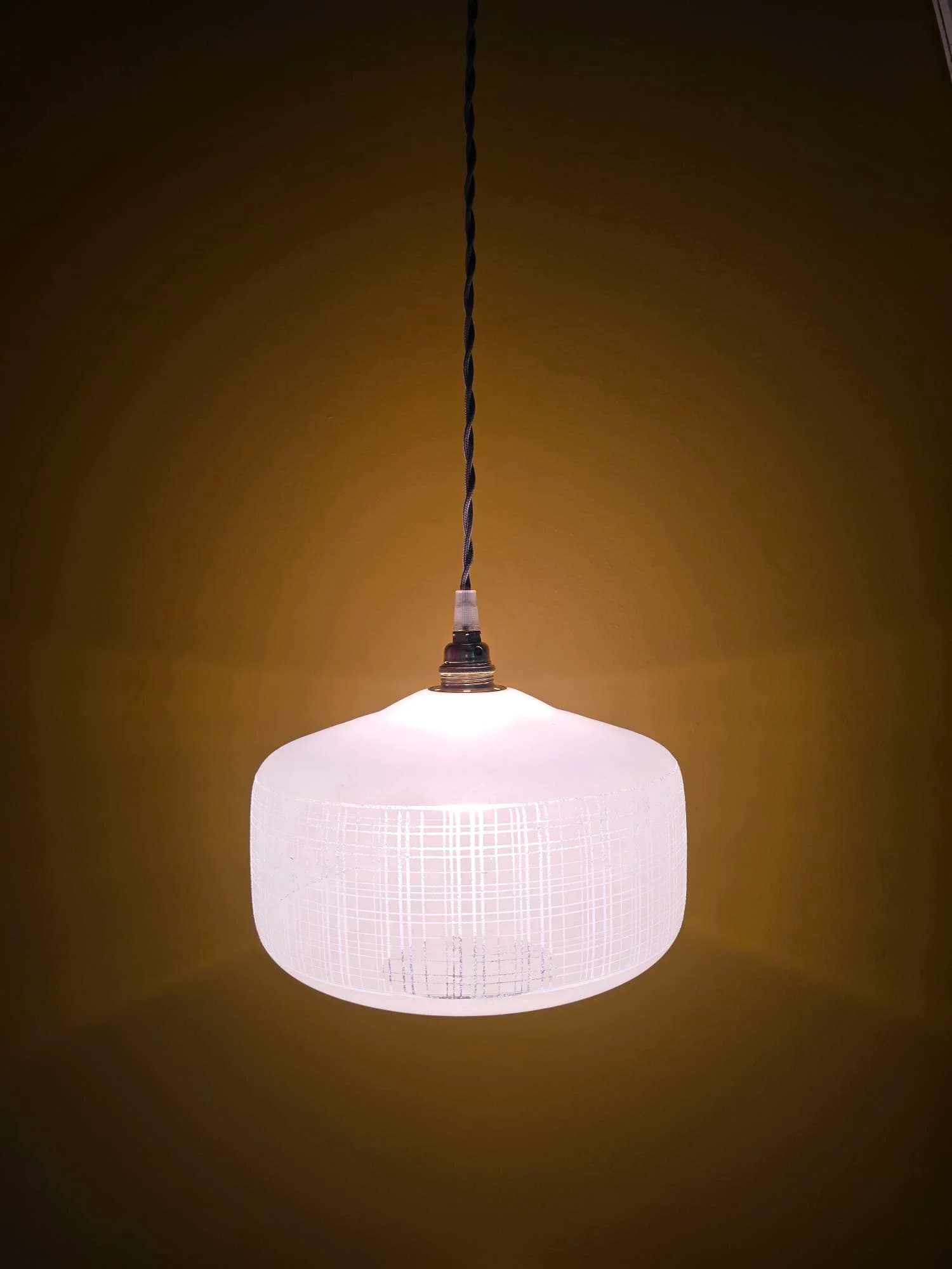 Suspension globe vintage blanc strié à carreaux