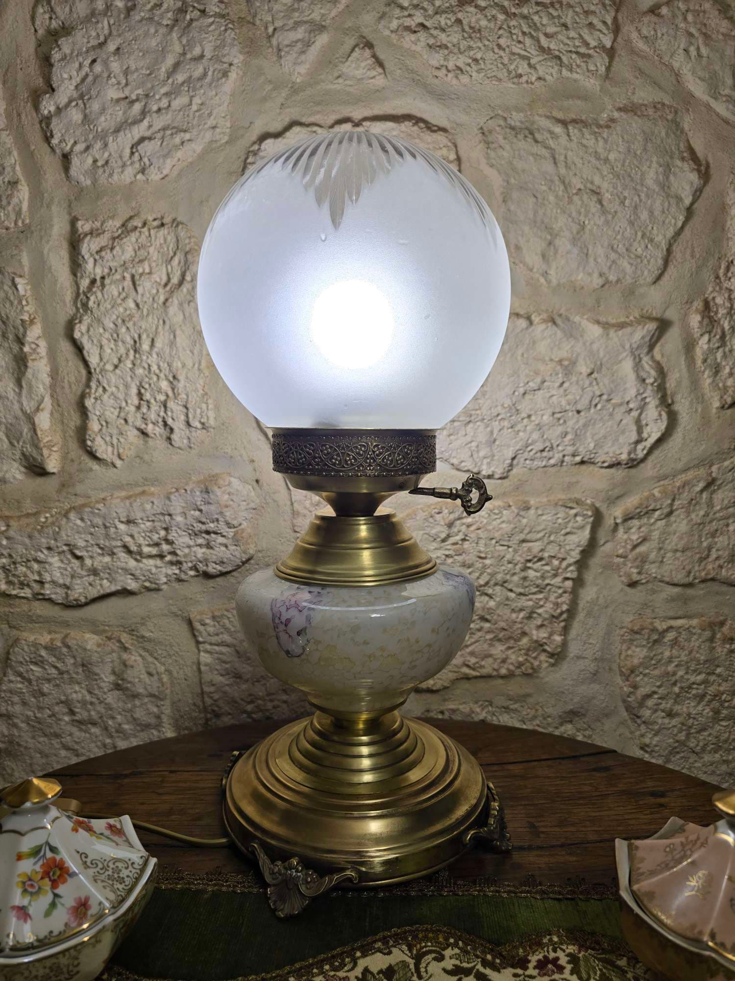 Lampe à pétrole électrifiée avec sa cheminée en verre